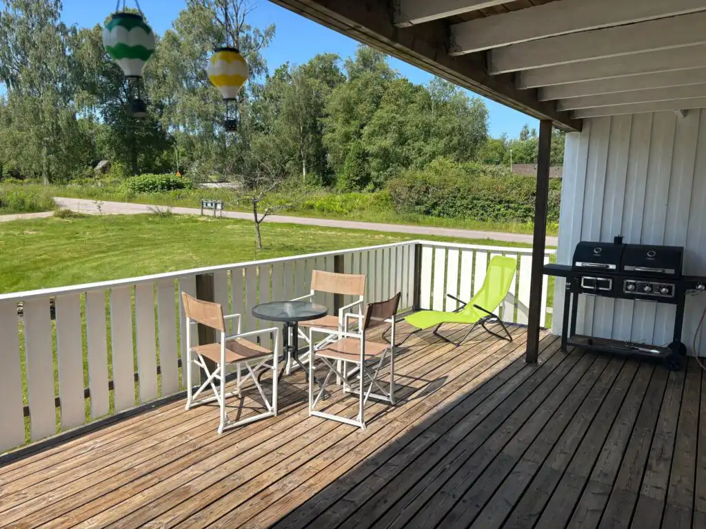 Überdachte Terrasse am Ferienhaus Havsörn in Kalv – gemütlicher Sitzbereich für Natururlaub in Schweden