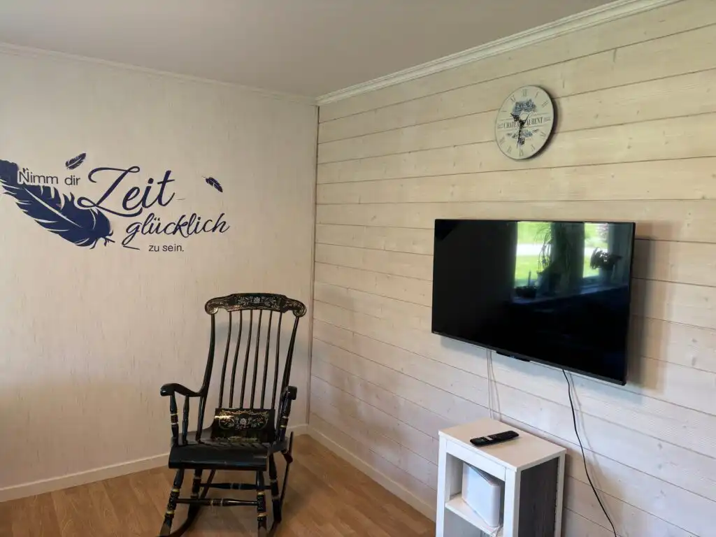 Wohnzimmer mit TV im Ferienhaus Havsörn in Kalv – Ferienhaus in Schweden mit offenem Kamin und Sauna