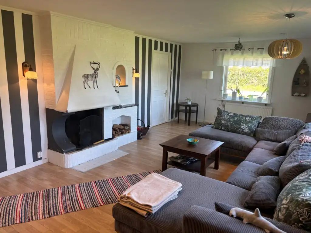 Wohnzimmer mit TV im Ferienhaus Havsörn in Kalv – Ferienhaus in Schweden mit offenem Kamin und Sauna
