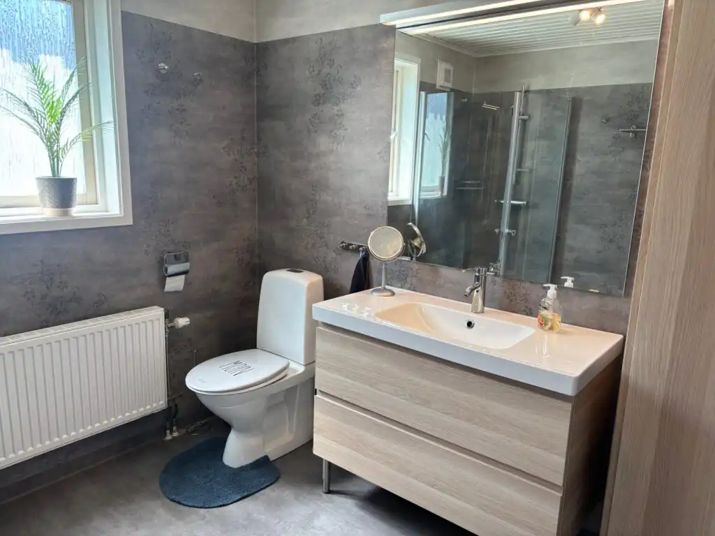 Modernes Badezimmer im Ferienhaus Havsörn in Kalv – neu renoviertes Ferienhaus in Schweden
