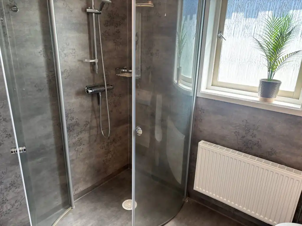 Badezimmer mit Dusche im Ferienhaus Havsörn in Kalv – Ferienhaus in Schweden