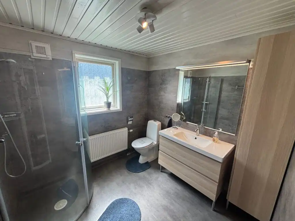 Großes Badezimmer im Ferienhaus Havsörn in Kalv – neu renoviertes Ferienhaus in Schweden