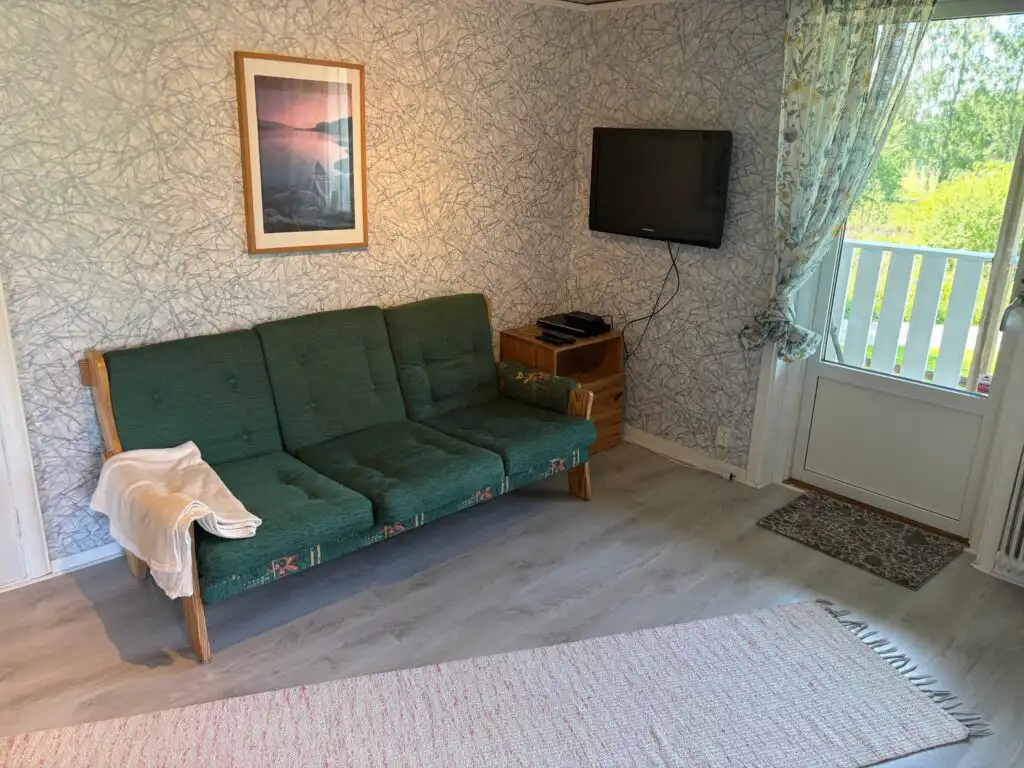 Schlafzimmer mit Sofa im Ferienhaus Havsörn in Kalv – neu renoviertes Ferienhaus in Schweden
