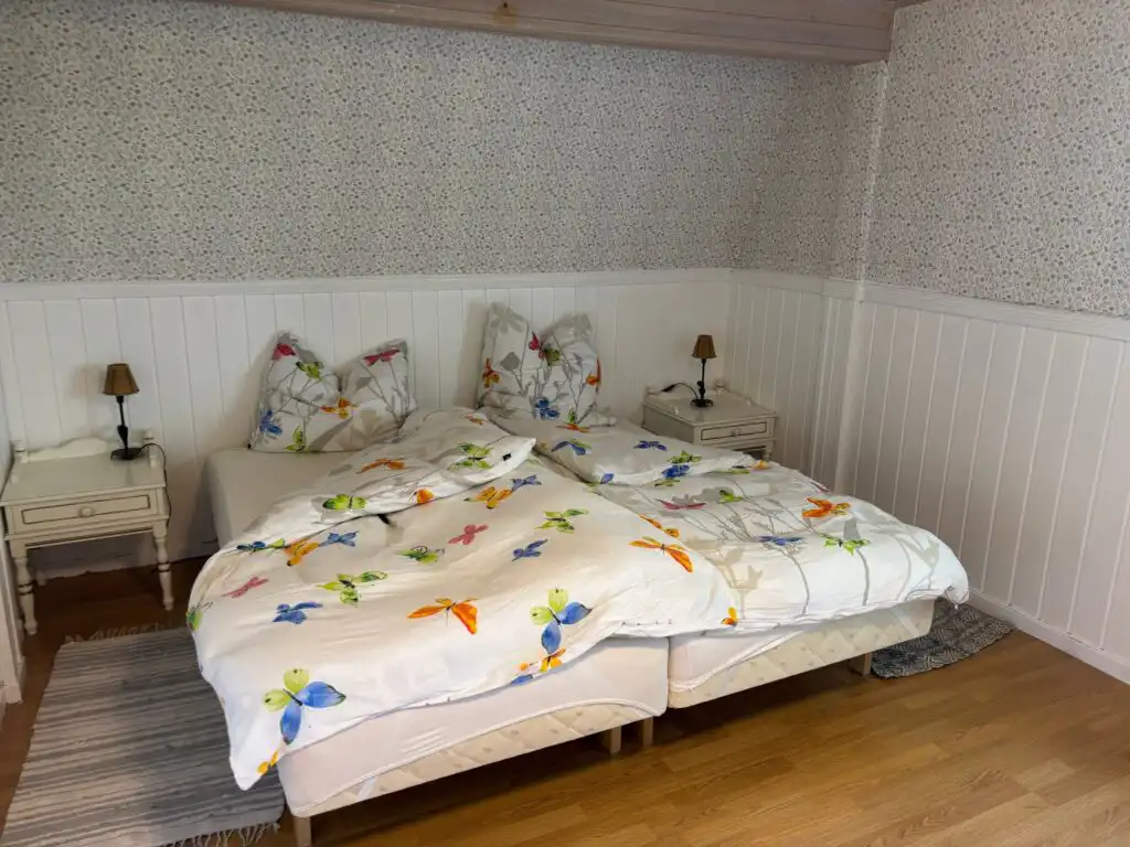 Schlafzimmer mit Doppelbett im Ferienhaus Havsörn in Kalv – Ferienhaus in Schweden