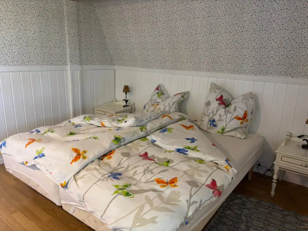Schlafzimmer mit Doppelbett im Ferienhaus Havsörn in Kalv – neu renoviertes Ferienhaus in Schweden