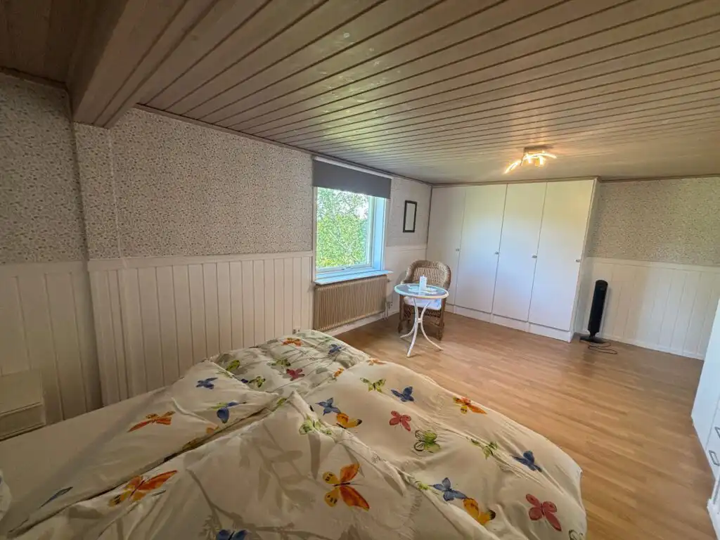 Großes Schlafzimmer im Dachgeschoss des Ferienhauses Havsörn in Kalv – Ferienhaus in Schweden