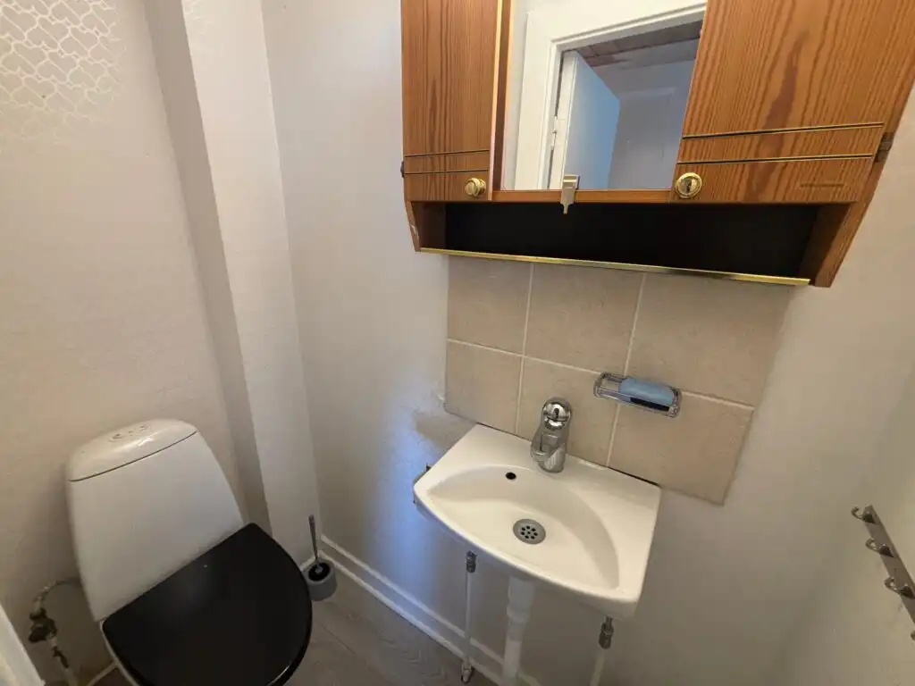 Gäste-WC im Ferienhaus Havsörn in Kalv – neu renoviertes Ferienhaus in Schweden