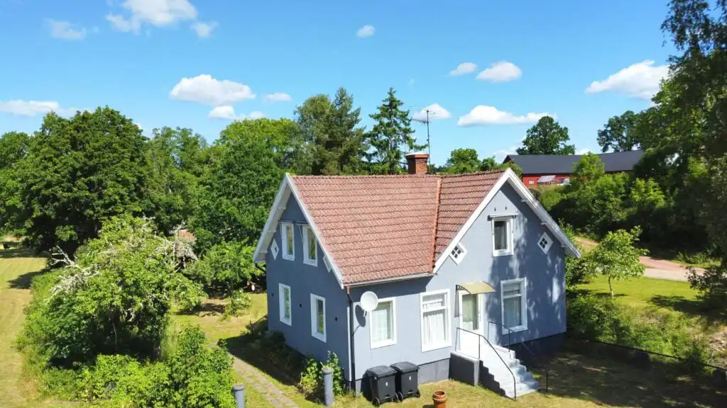Hauptansicht der Villa Bela am Algunnensee in Högsby in Småland