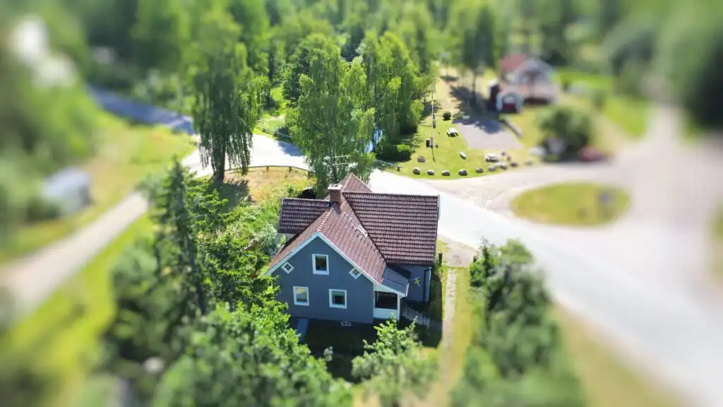 Hauptansicht der Villa Bela mit Garten in Högsby