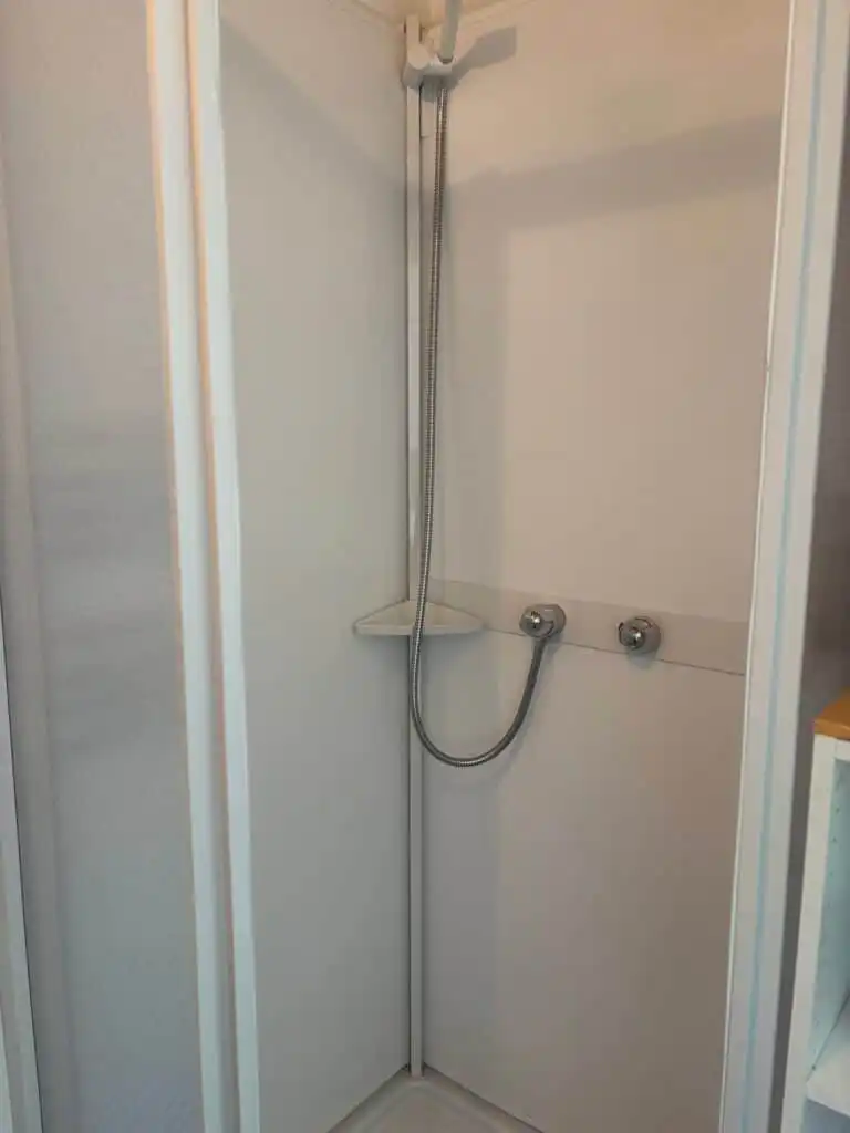 Modernes Bad im Ferienhaus Villa Bela nahe Algunnen See