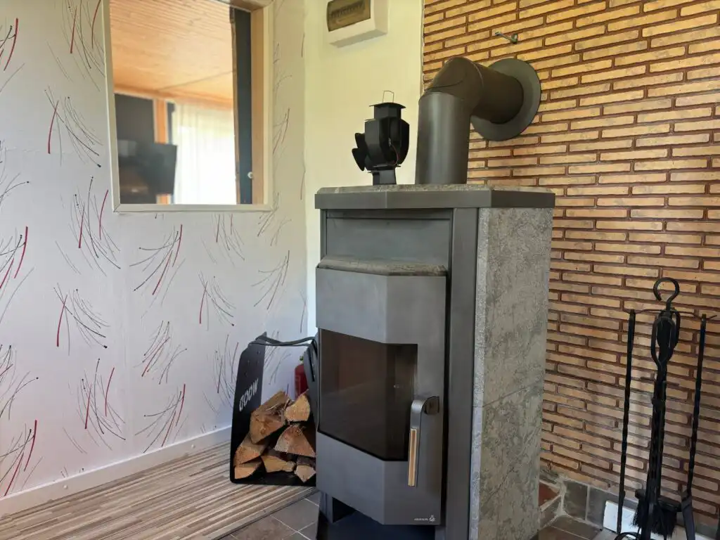 Kaminofen im Wohnzimmer der Villa Bela in Småland