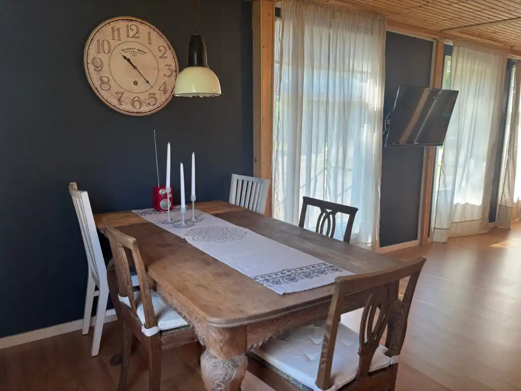 Küche mit Essbereich in der Villa Bela in Högsby