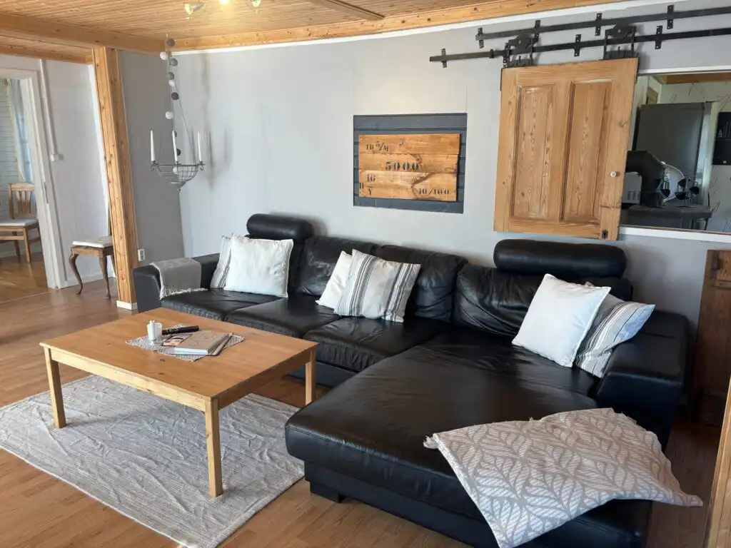 Wohnzimmer mit Sofa in der Villa Bela am See
