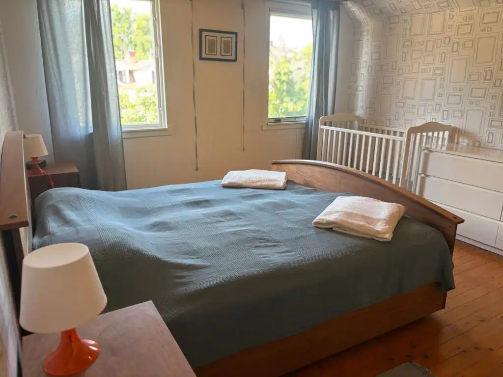 Schlafzimmer mit Doppelbett in der Villa Bela in Småland