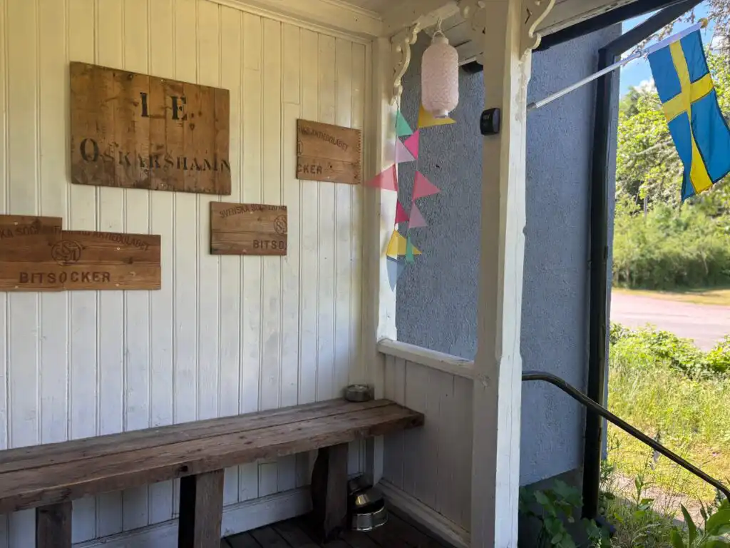 Eingang der Villa Bela am Algunnensee in Småland