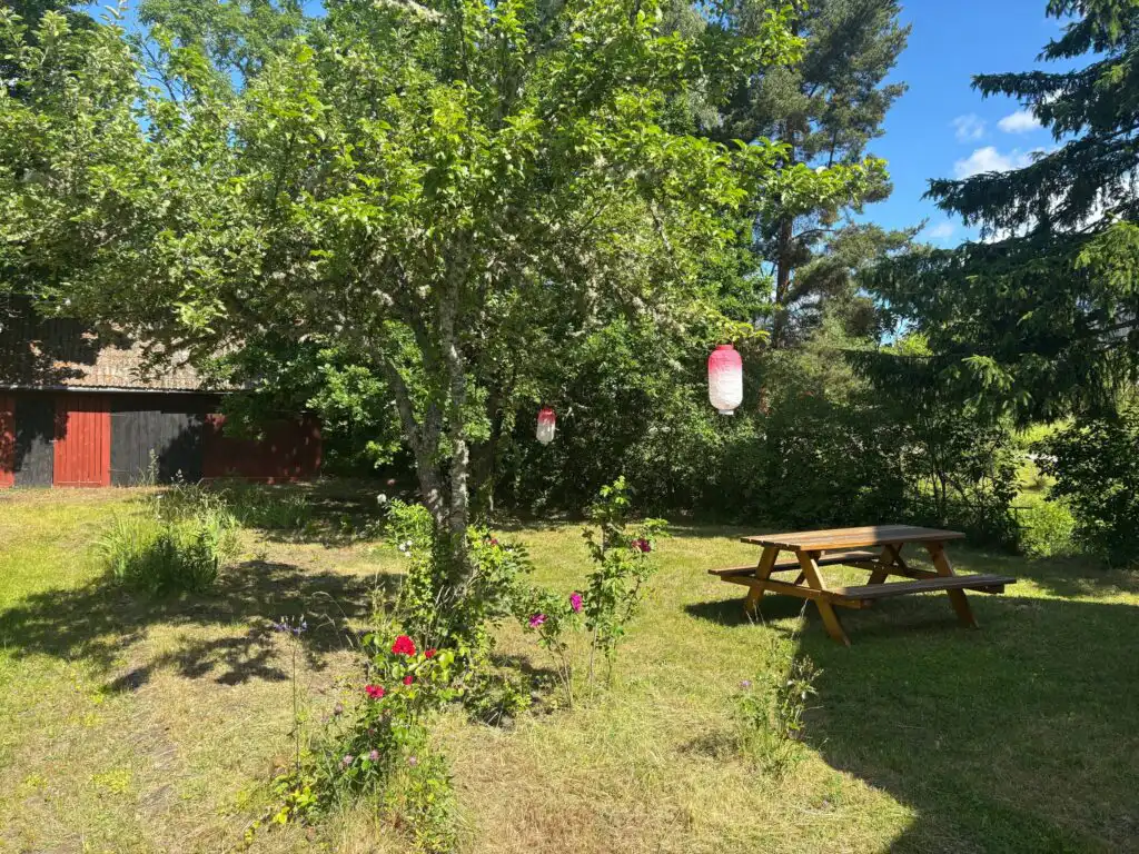 Garten der Villa Bela in Högsby Småland – Ferienhaus in ruhiger Natur