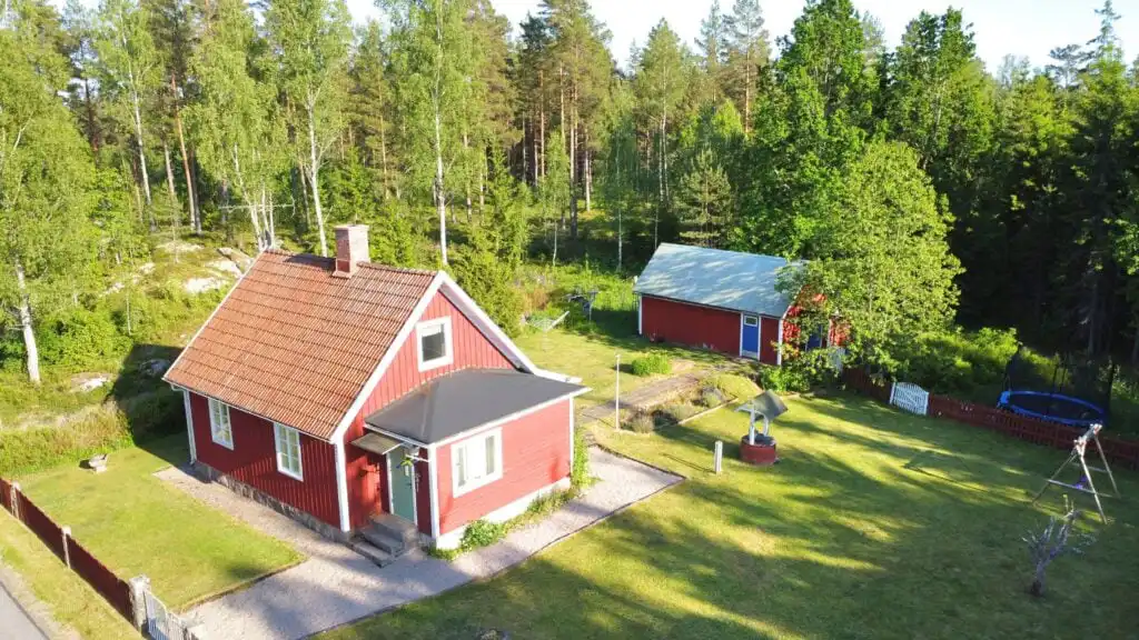 Hauptansicht vom Ferienhaus Hus Jorgentorp – rotes Schwedenhaus mit großem Grundstück