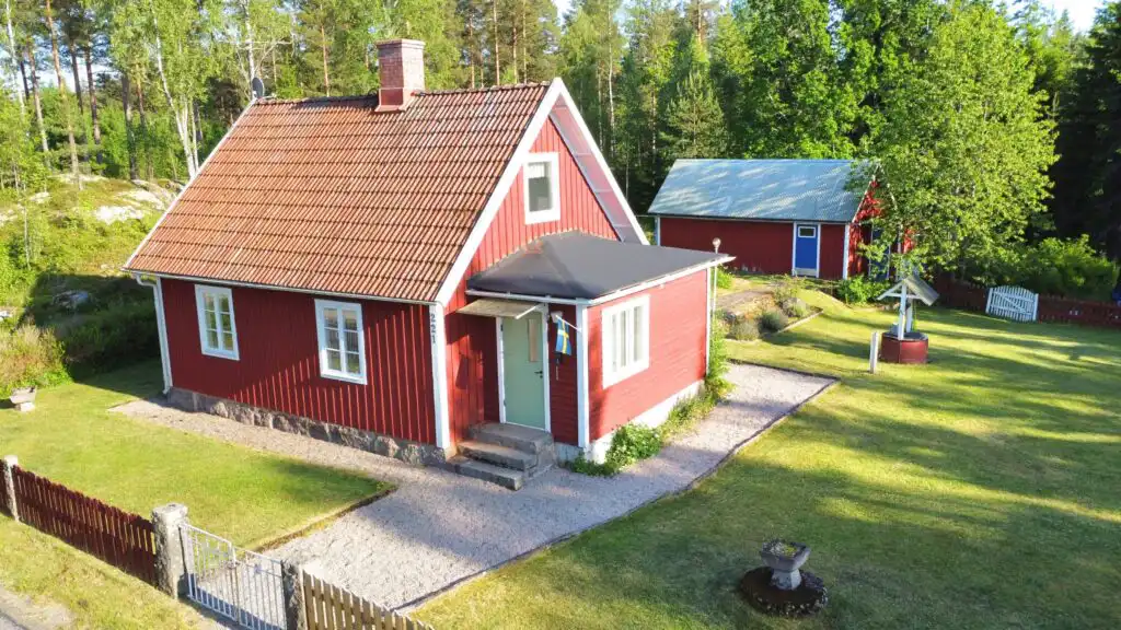 Hauptansicht vom Ferienhaus Hus Jorgentorp – klassisches rotes Schwedenhaus bei Emmaboda in Småland