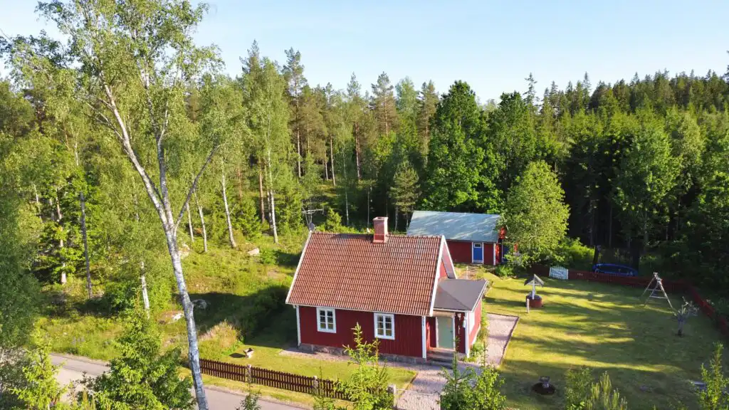 Hauptansicht vom Ferienhaus Hus Jorgentorp – idyllische Lage mitten in der Natur