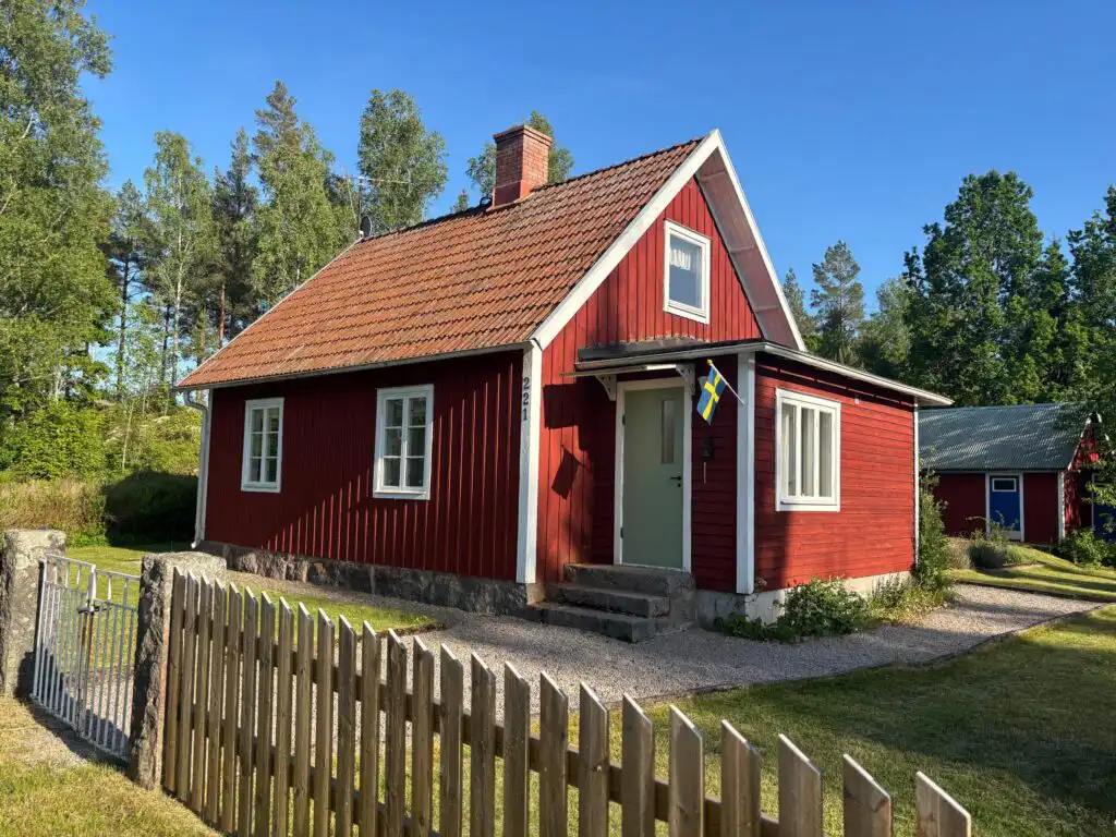 Hauptansicht vom Ferienhaus Hus Jorgentorp – rotes Schwedenhaus in ruhiger Lage bei Emmaboda in Småland