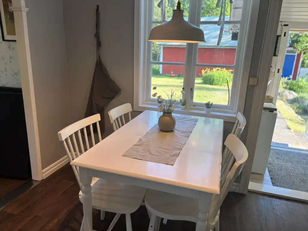 Küche im Ferienhaus Hus Jorgentorp – moderne Küchenzeile mit Blick in den Garten