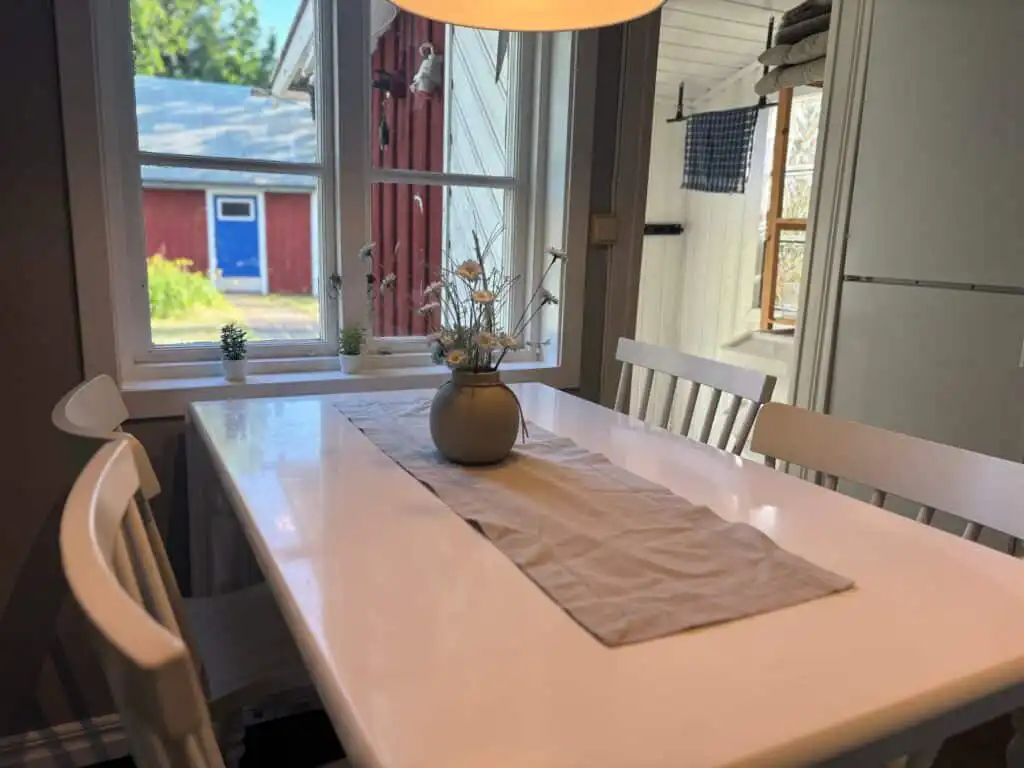Küche mit Essbereich im Ferienhaus Hus Jorgentorp – helle Küche im Schwedenhaus