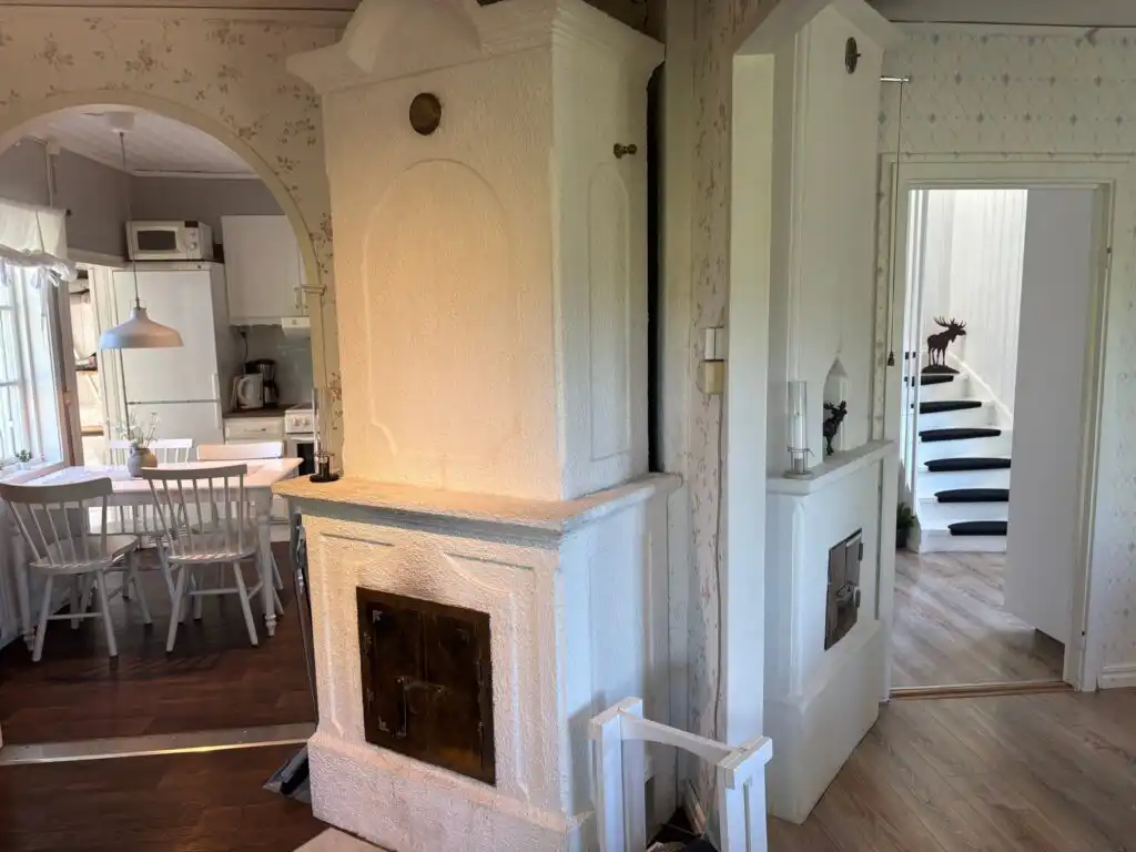 Wohnzimmer mit TV im Ferienhaus Hus Jorgentorp – gemütlicher Wohnraum im Schwedenhaus