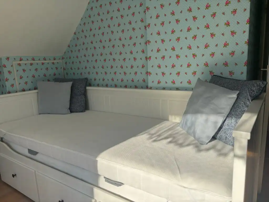 Schlafzimmer im Ferienhaus Hus Jorgentorp – helles Schlafzimmer mit Blick ins Grüne