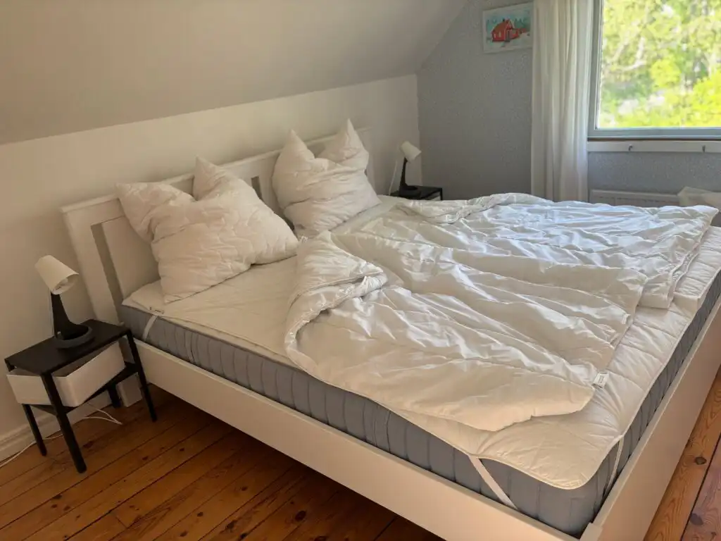 Schlafzimmer im Ferienhaus Hus Jorgentorp – gemütliches Schlafzimmer mit Doppelbett