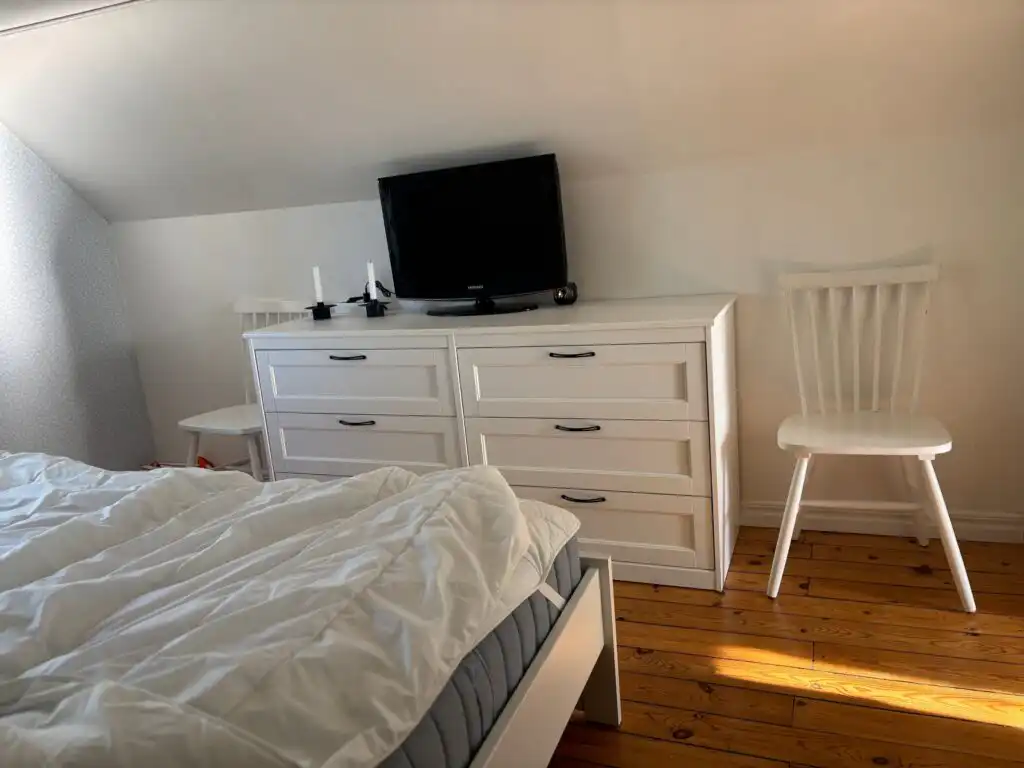 Schlafzimmer mit TV im Ferienhaus Hus Jorgentorp – ruhiger Schlafbereich im Schwedenhaus
