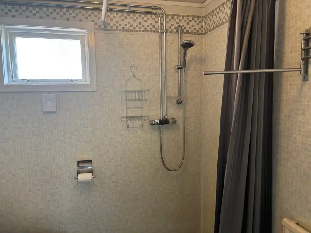Badezimmer mit Dusche im Ferienhaus Hus Jorgentorp – modernes Bad im Ferienhaus