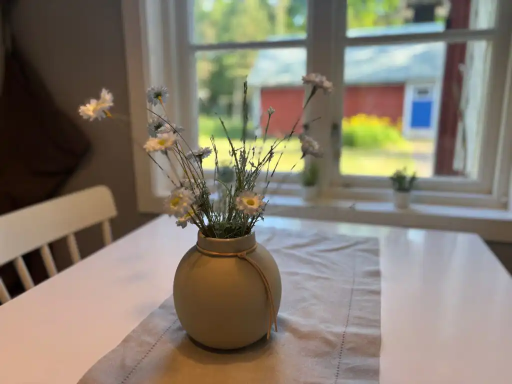 Küche mit Fensterblick im Ferienhaus Hus Jorgentorp – gemütlicher Kochbereich im Ferienhaus