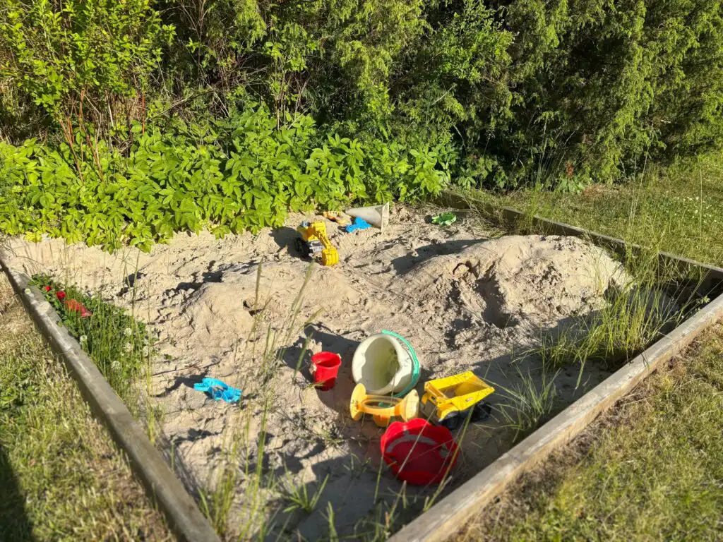 Spielanlage im Garten beim Ferienhaus Hus Jorgentorp – Spielbereich für Kinder