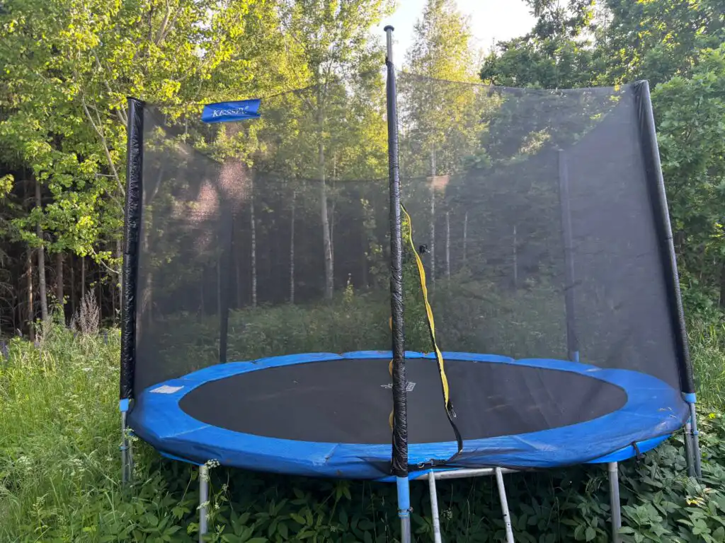 Spielanlage im Garten beim Ferienhaus Hus Jorgentorp – Trampolin für Familien