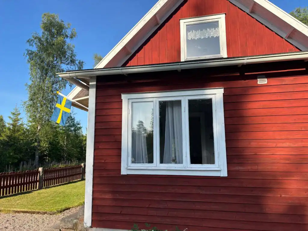 Hauptansicht vom Ferienhaus Hus Jorgentorp – traditionelles rotes Holzhaus in Schweden