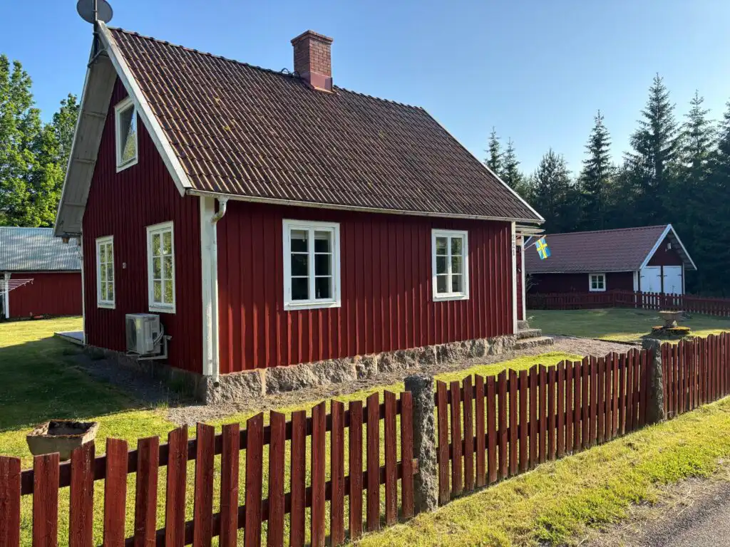Hauptansicht vom Ferienhaus Hus Jorgentorp mit Garten – idyllische Lage im Grünen