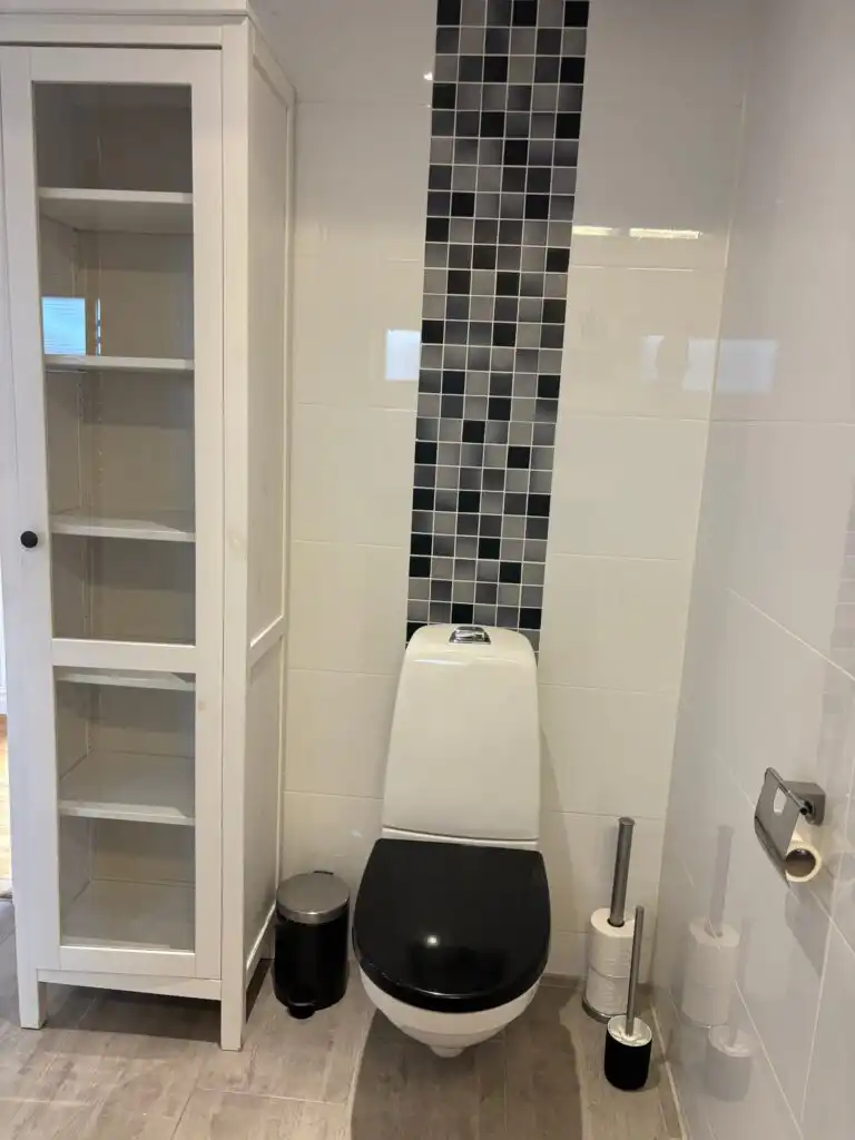 Modernes Badezimmer in der Villa Kvarnbacken – exklusives Ferienhaus mit Innenpool und Whirlpool nahe Kalmar und Ostsee
