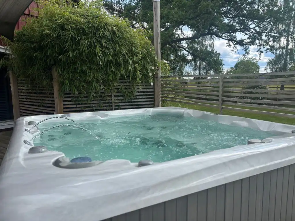 Großzügiger Whirlpool im Garten – exklusives Ferienhaus mit Pool und Wellness in Småland bei Kalmar