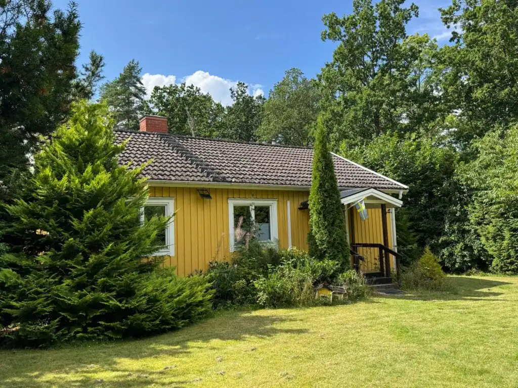 Garten der Villa Lotte in Alsterbro – Ferienhaus am See in Småland mit ruhiger Lage