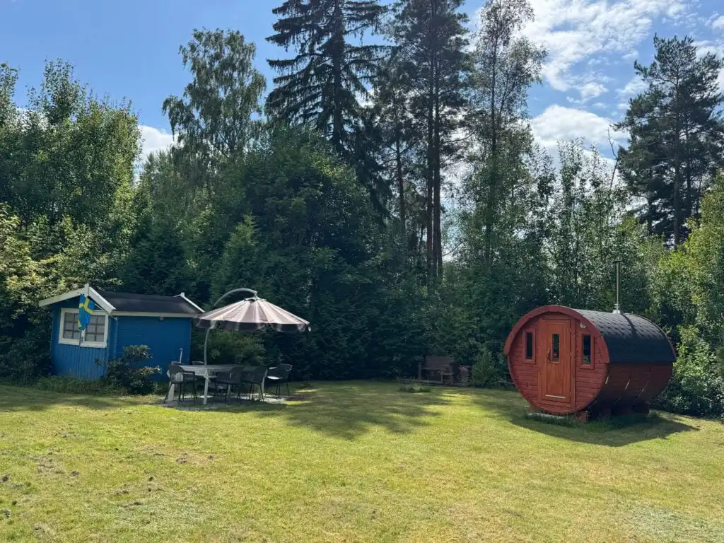 Außenbereich mit Gartenhaus – Villa Lotte, Ferienhaus in Alsterbro nahe See