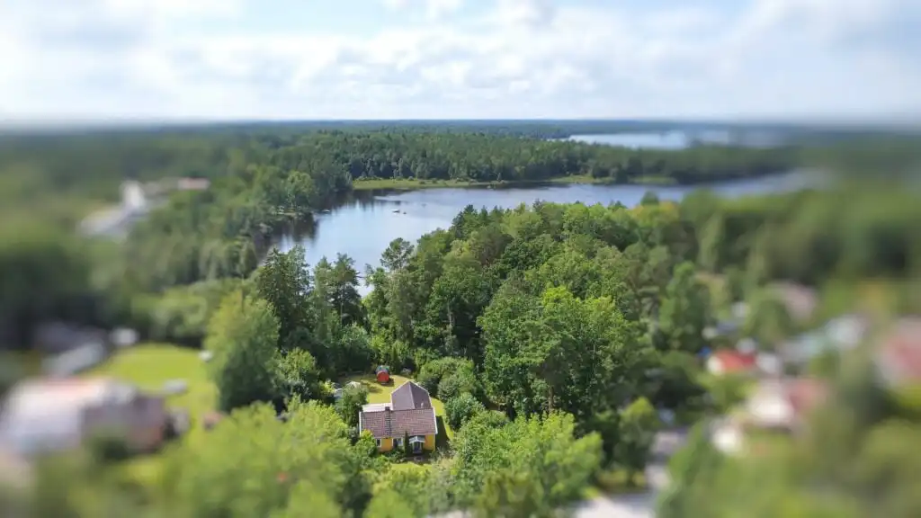 Villa Lotte in Alsterbro aus der Vogelperspektive – Ferienhaus am See in Småland mit Boot und Sauna im Garten