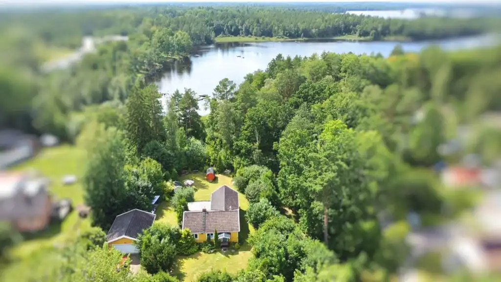 Seenlandschaft rund um Alsterbro – perfekte Lage für Urlaub in Småland