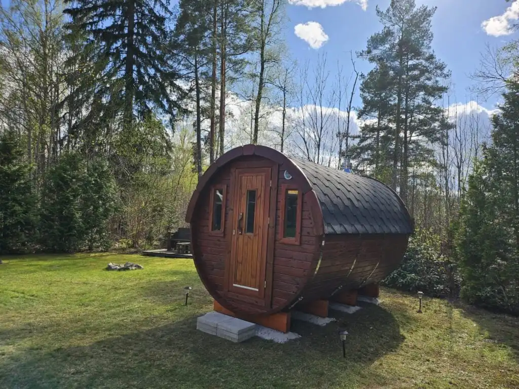 Fasssauna im Garten der Villa Lotte – Ferienhaus mit Sauna am See in Småland
