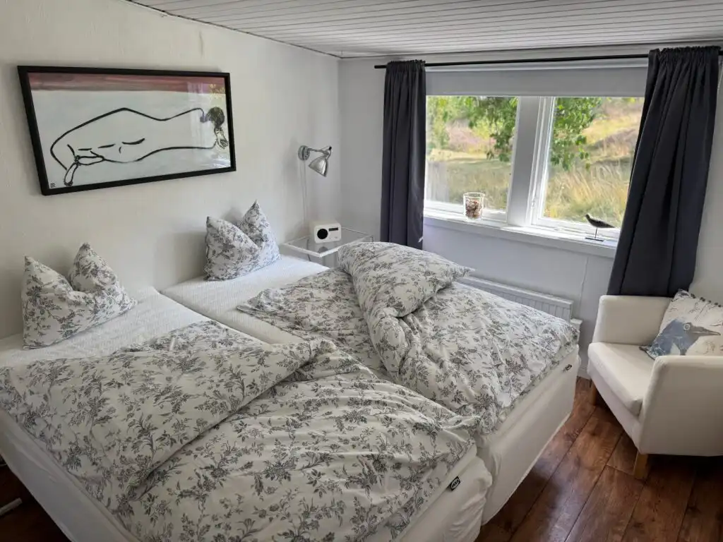 Schlafzimmer mit Fensterblick im Lilla Lycka Timmernabben