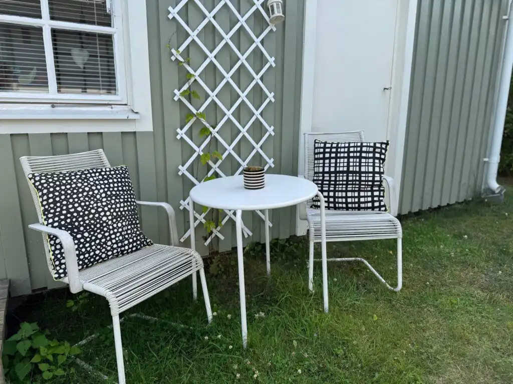 Terrasse am Lilla Lycka Timmernabben direkt am Meer in Småland