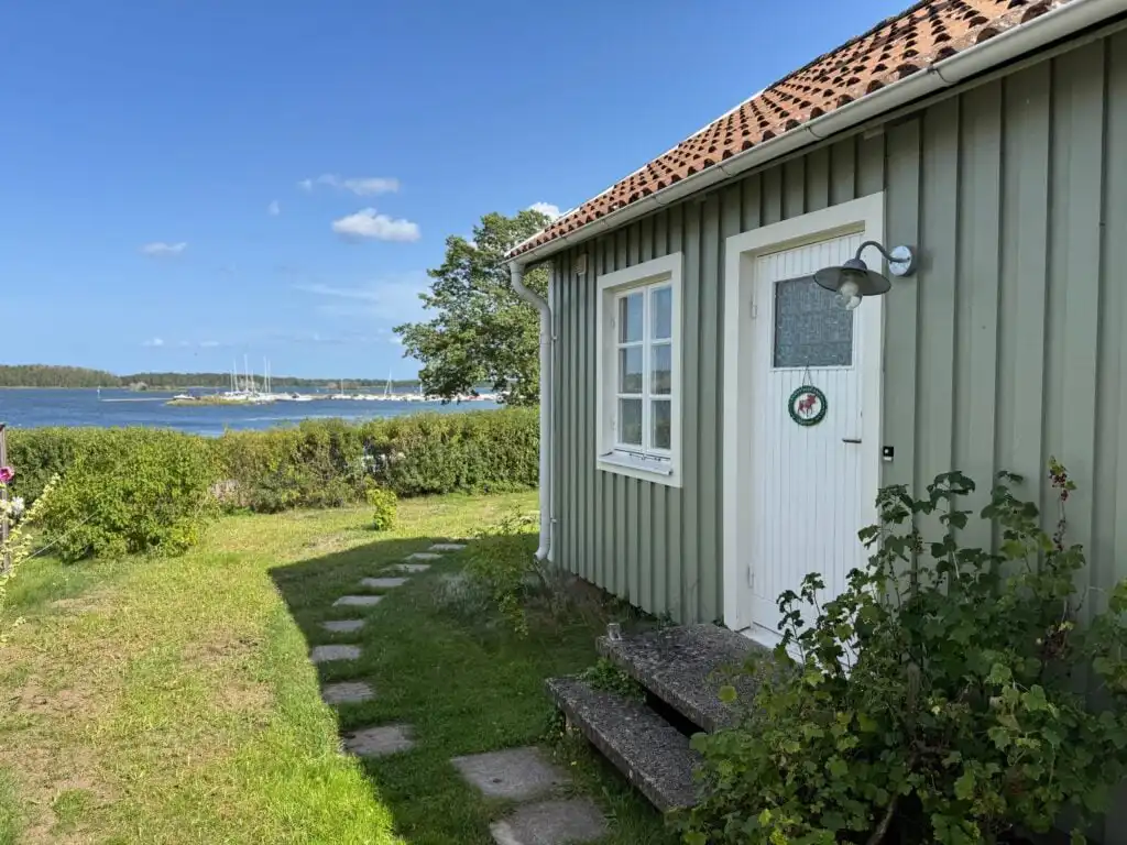 Hauptansicht von Lilla Lycka Timmernabben direkt am Meer in Småland