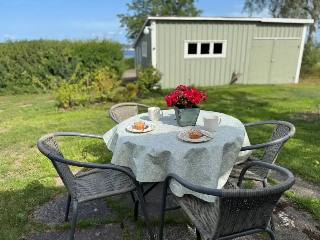 Terrasse mit Tisch und Blick zur Ostsee bei Lilla Lycka Timmernabben