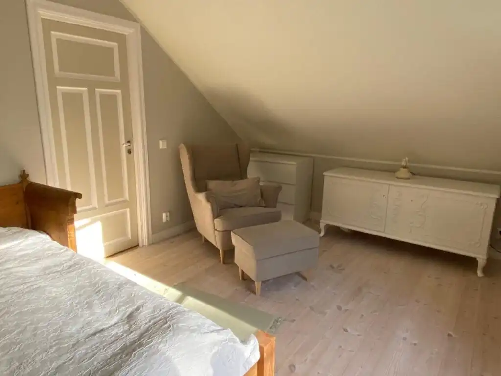 Helles Schlafzimmer unter dem Dach im Ferienhaus Torsholma Skolhus – ruhiger Schlafbereich im historischen Schulhaus