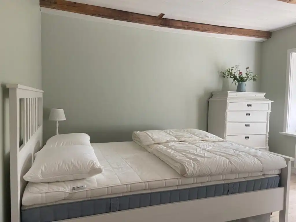 Modern eingerichtetes Schlafzimmer im Ferienhaus Torsholma Skolhus – komfortabler Schlafraum für Schwedenurlaub