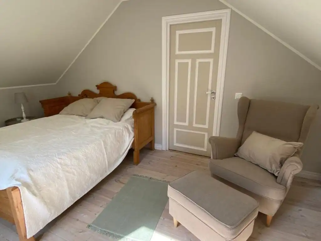 Schlafzimmer mit Einzelbett im Ferienhaus Torsholma Skolhus in Småland – gemütlicher Rückzugsort im historischen Schulge